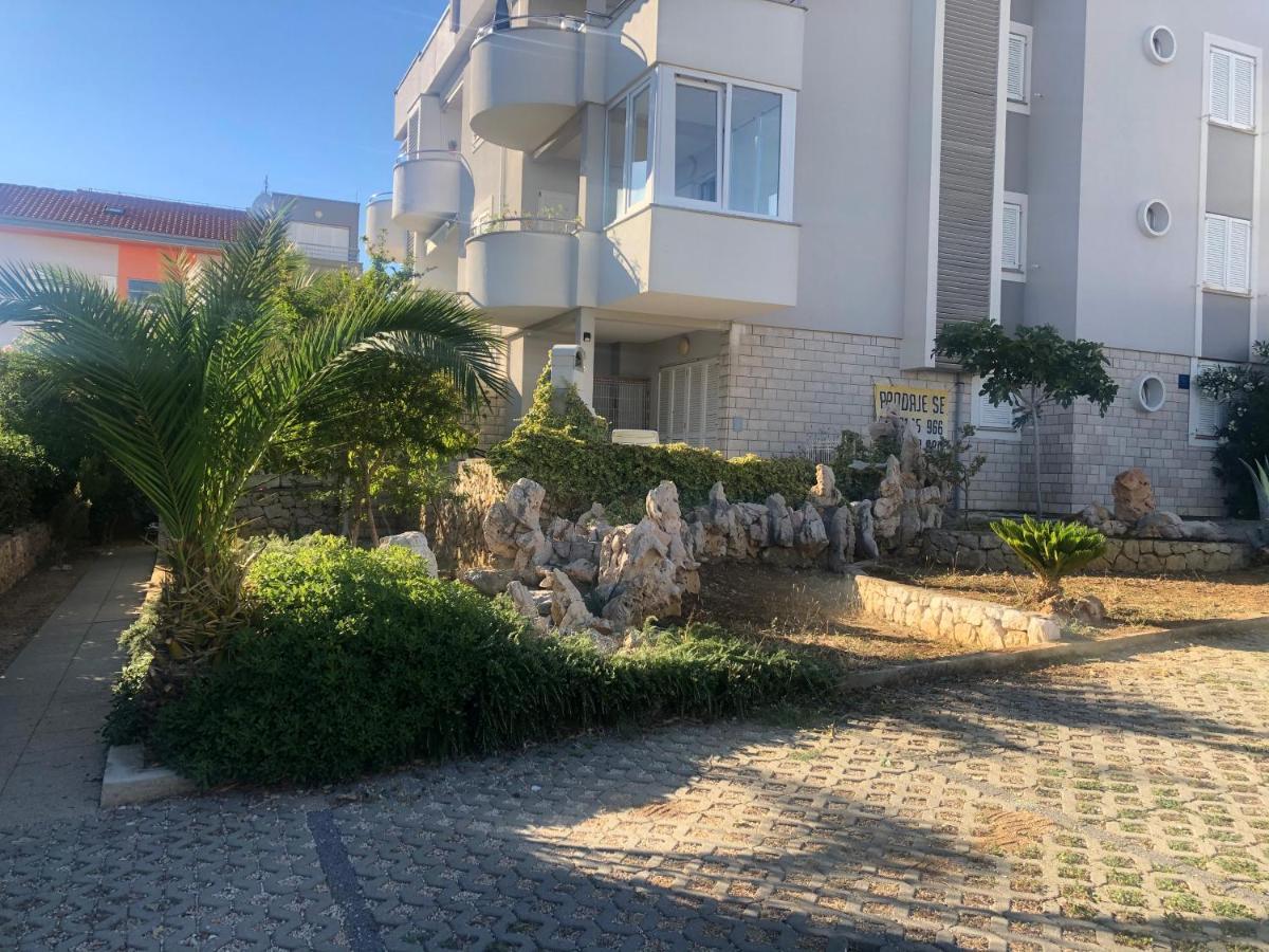 Apartment Dilba Novalja Exterior photo