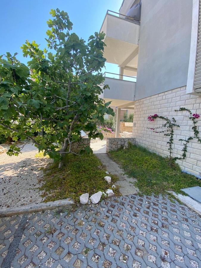 Apartment Dilba Novalja Exterior photo