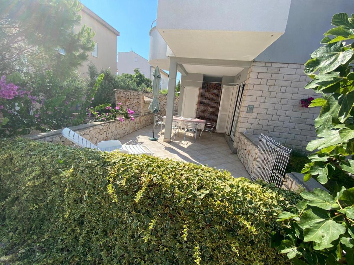 Apartment Dilba Novalja Exterior photo