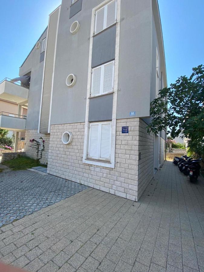 Apartment Dilba Novalja Exterior photo